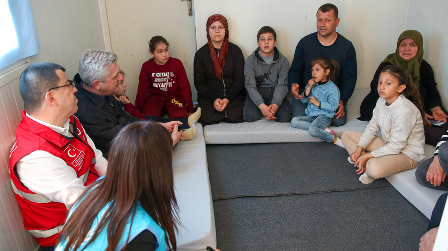 Türkiye. High Commissioner visits Turkish family sheltering in Hatay centre