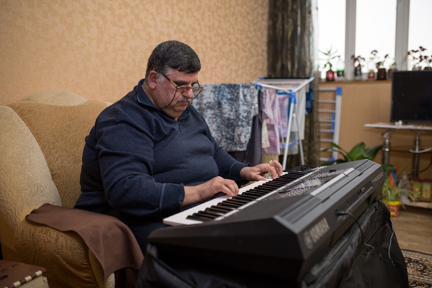Garo playing a traditional Armenian melody on his keyboards © UNHCR/Areg Balayan