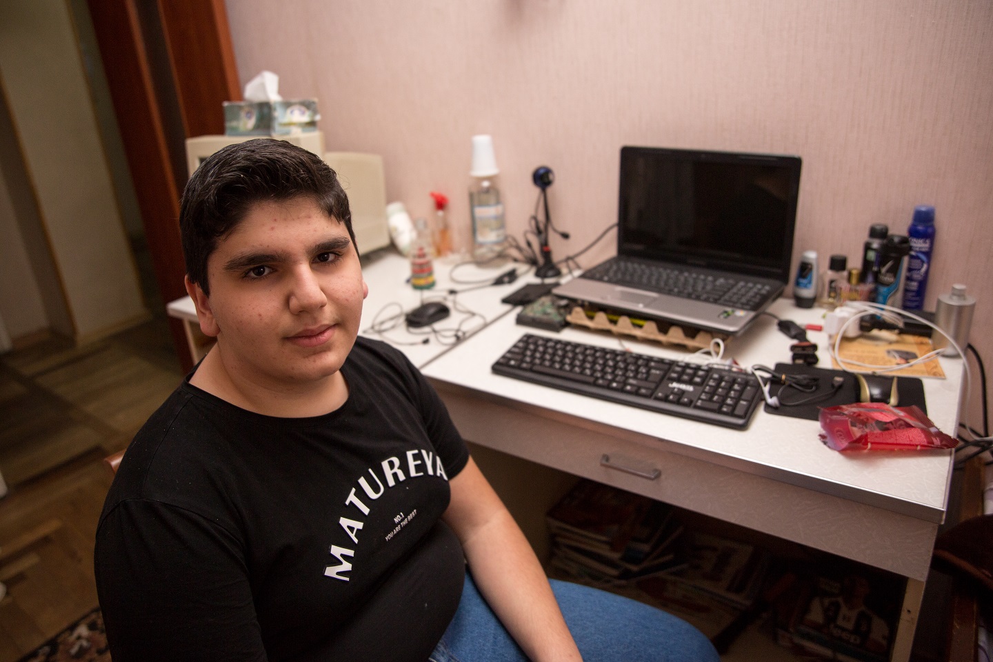 Մաթևոսը երազում է հզոր համակարգիչ ունենալ, որով կկարողանա ԹՈՒՄՈ տեխնոլոգիական կենտրոնի առցանց դասերին մասնակցել © UNHCR/Areg Balayan