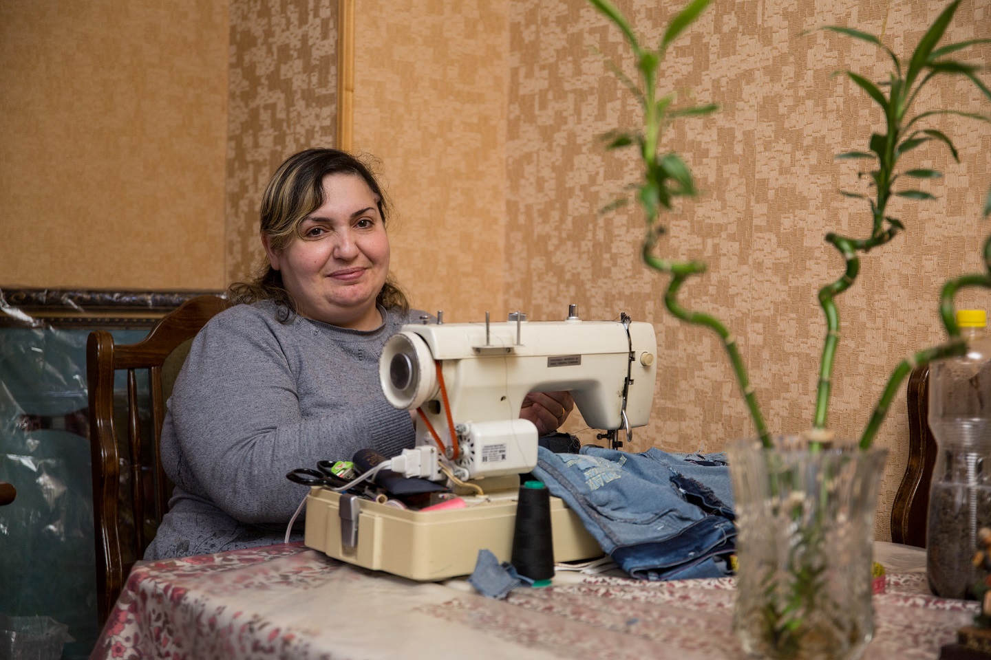 Osana’s sewing machine helps her make some income to support her family © UNHCR/Areg Balayan