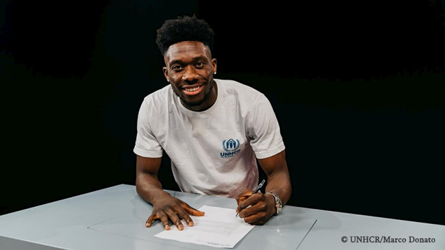 Alphonso Davies signs Goodwill Ambassador agreement with UNHCR at FC Bayern Munich’s training ground. © UNHCR/Marco Donato