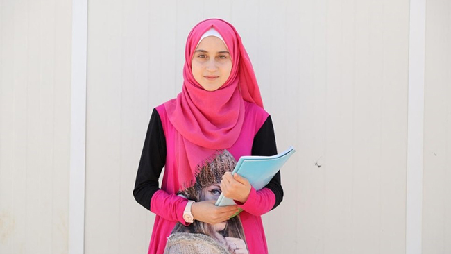 Sidra Median Al-Ghothani, a 14-year-old Syrian refugee, has been helping her brother and her neighbour’s children to study while schools have been closed in Za’atari refugee camp in Jordan. © UNHCR/Shawkat Al-Harfoosh