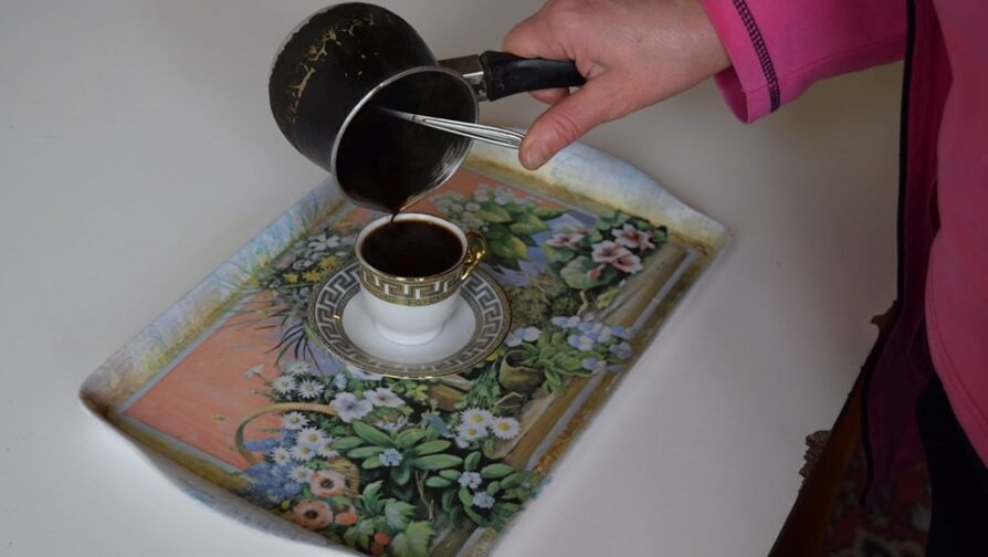 Անին պատրաստում է իր հայտնի «սիրիահայկական» սուրճը (լուսանկարը՝ «Առաքելություն Հայաստան»-ի)