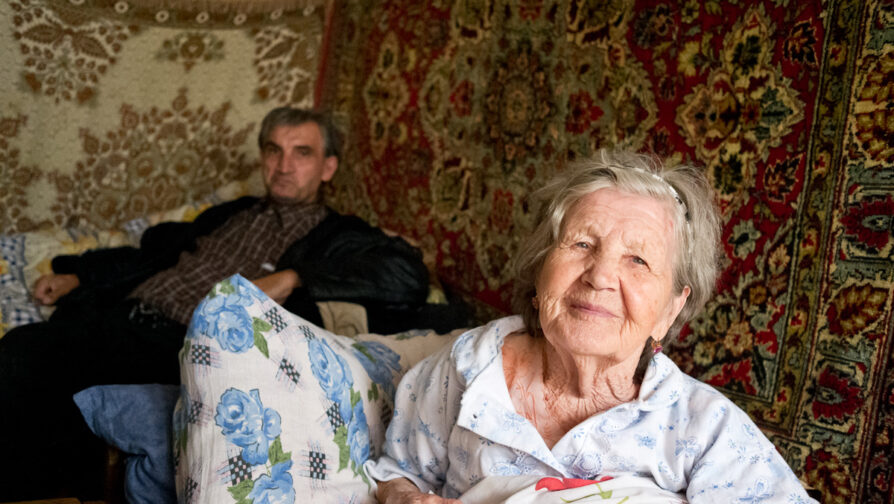 Elderly refugees from Azerbaijan © Peter Schön 2011