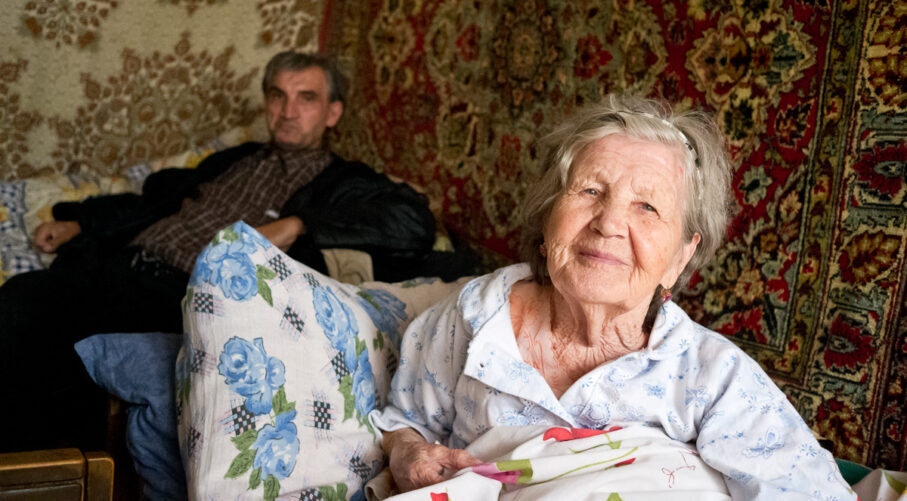 Elderly refugees from Azerbaijan ©Peter Schön 2011