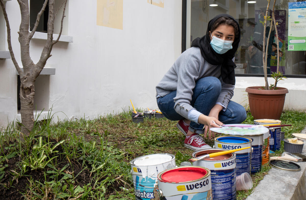 Zohra gets ready to paint a mural on the walls of Quito's Centre for Justice and Equality, where both locals and displaced people receive legal support.