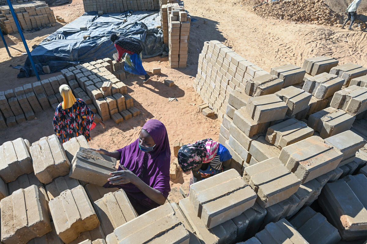 Niger. Refugees and displaced people work with host community on housing project