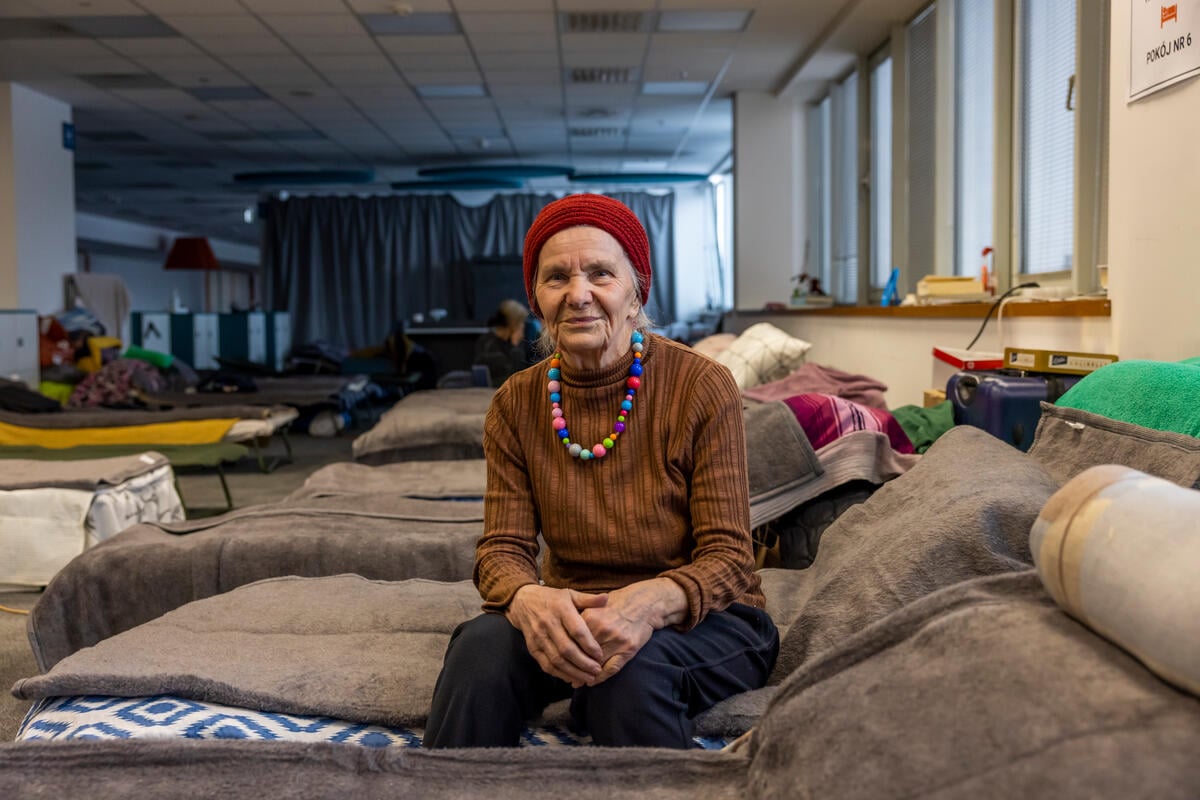 Valentina, de 83 años, está sentada en su cama en un albergue en Cracovia. Su deseo de Año Nuevo es volver a Ucrania.