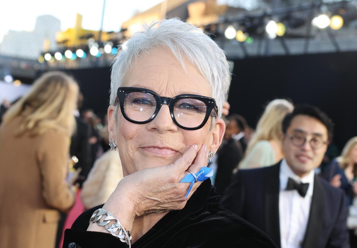 United Kingdom. Actor Jamie Lee-Curtis wearing a blue ribbon in solidarity with refugees at the EE BAFTA Film Awards 2023