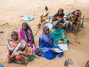 Amira, 51, Fatima, 70, Halimé, 18, Rouman, 21 and Yaya, 19, wait to be pre-registered by UNHCR staff at the Koufroun site in the Ouaddaï region of Chad. 