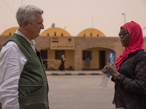 Filippo Grandi on UNHCR speaks to a refugee from Sudan in front of an Egyptian border control building.