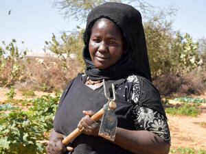 
Zeina, a Malian refugee, grows vegetables in Mbera refugee camp. Her family farmed in Mali but she learned new techniques in Mauritania.