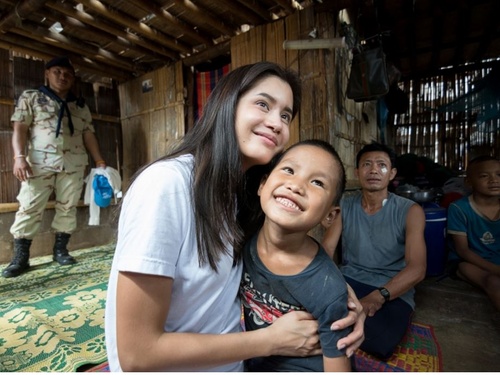 UNHCR Goodwill Ambassador Praya Lundberg visits Tham-Hin refugee camp, Thailand.
