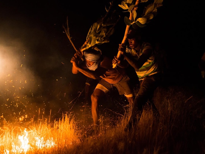 Mauritania. Refugee volunteers wage fight against bush fires near Malian camp