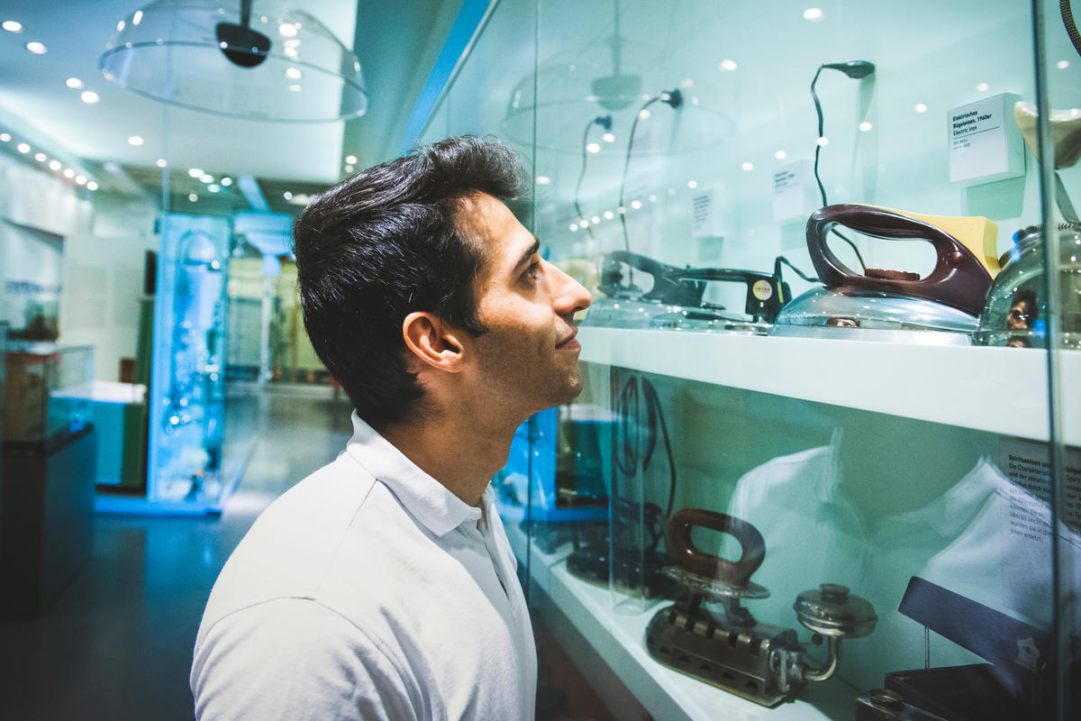 Austria. Museum visit stirs refugees eager to make their mark