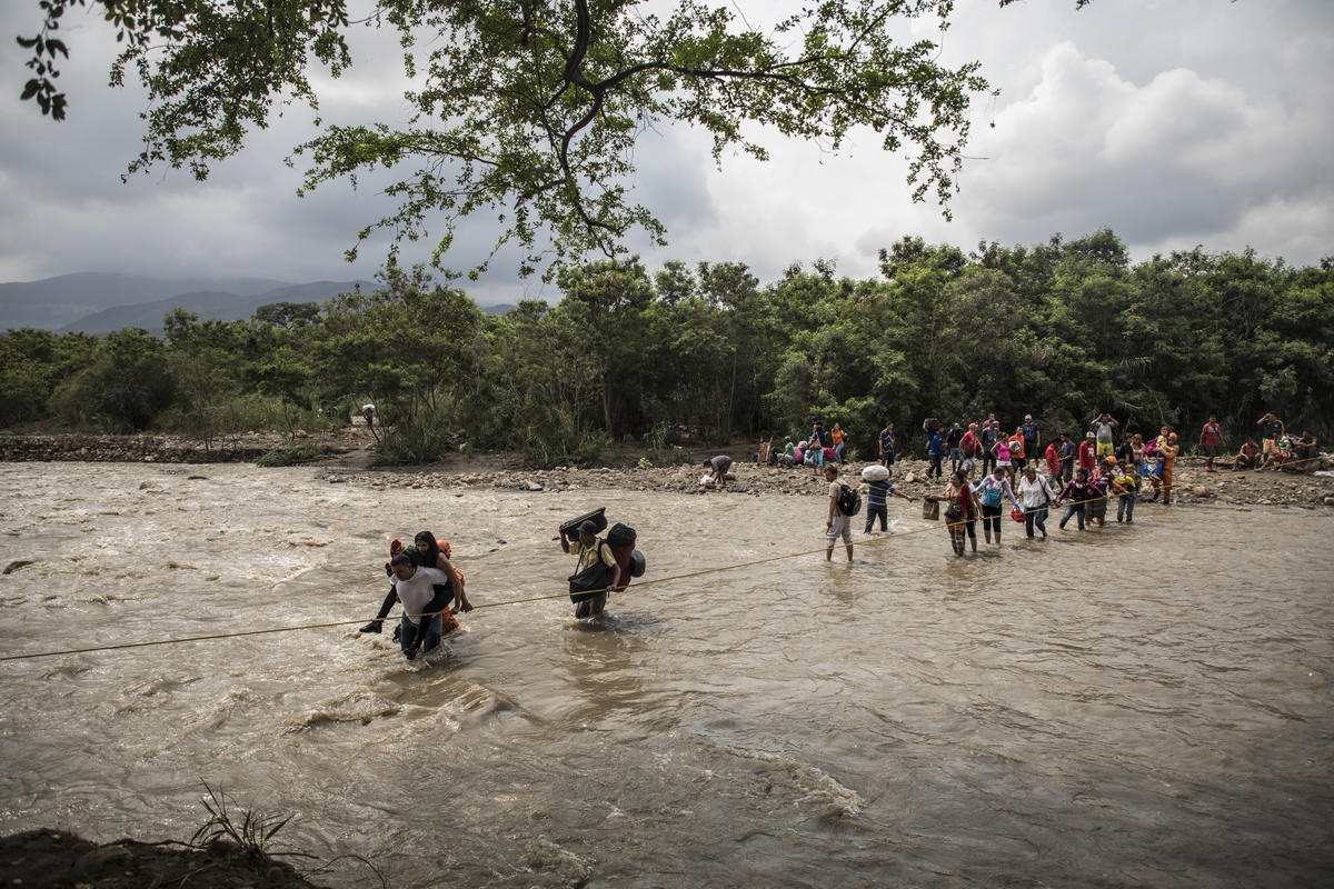 Colombia. Venezuelans risk life and limb to seek help