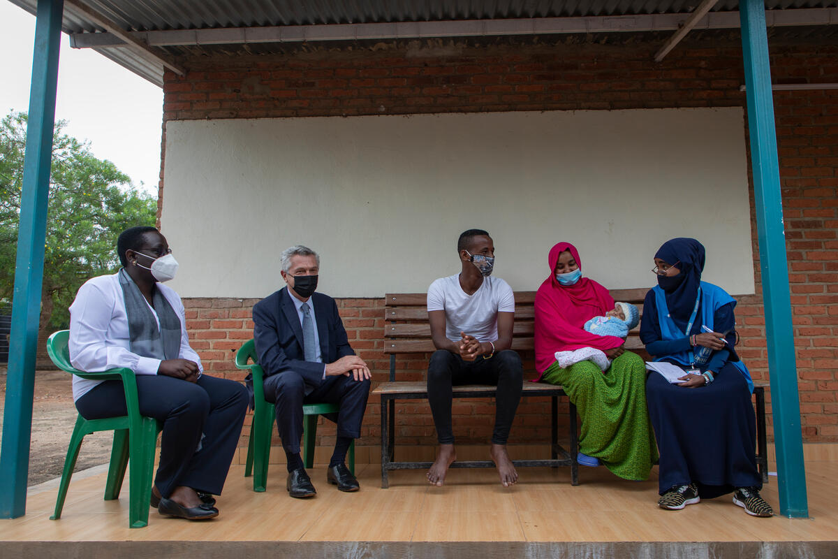 Rwanda. High Commissioner visits refugees in transit from Libya