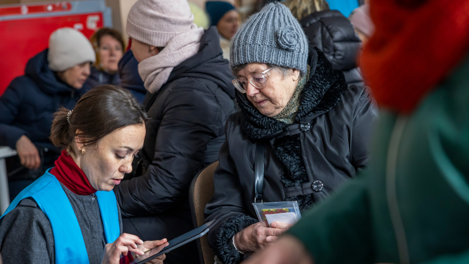 A UNHCR worker interviews a Ukrainian refugee in Poland.