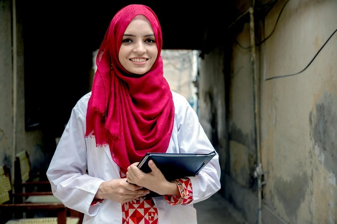 Pakistan. Trailblazing refugee doctor wins UNHCR Nansen Refugee Award regional prize for Asia