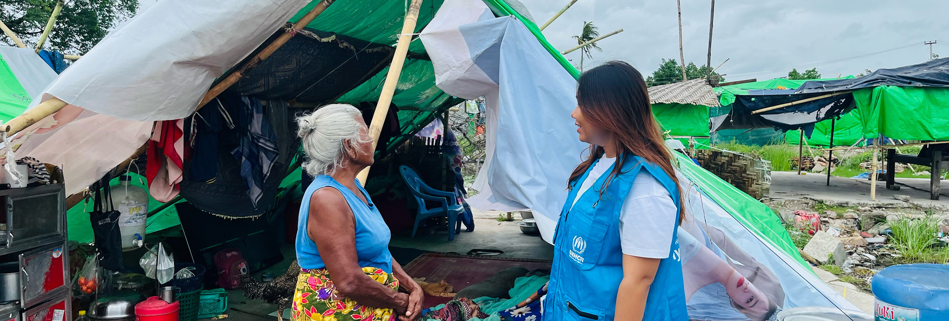 UNHCR staff talks with an elderly survivor of the Myanmar earthquake.