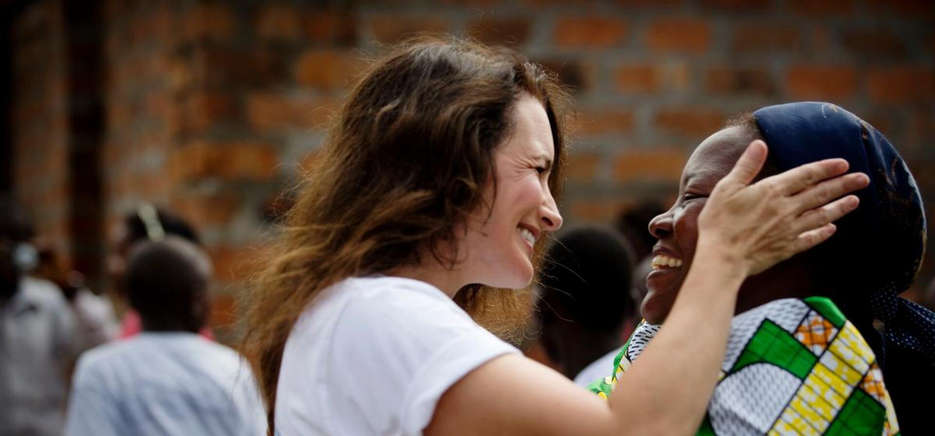 UNHCR Goodwill Ambassador Kristin Davis in the Democratic Republic of the Congo with Sister Angelique Namaika, a past Nansen Refugee Award winner. 