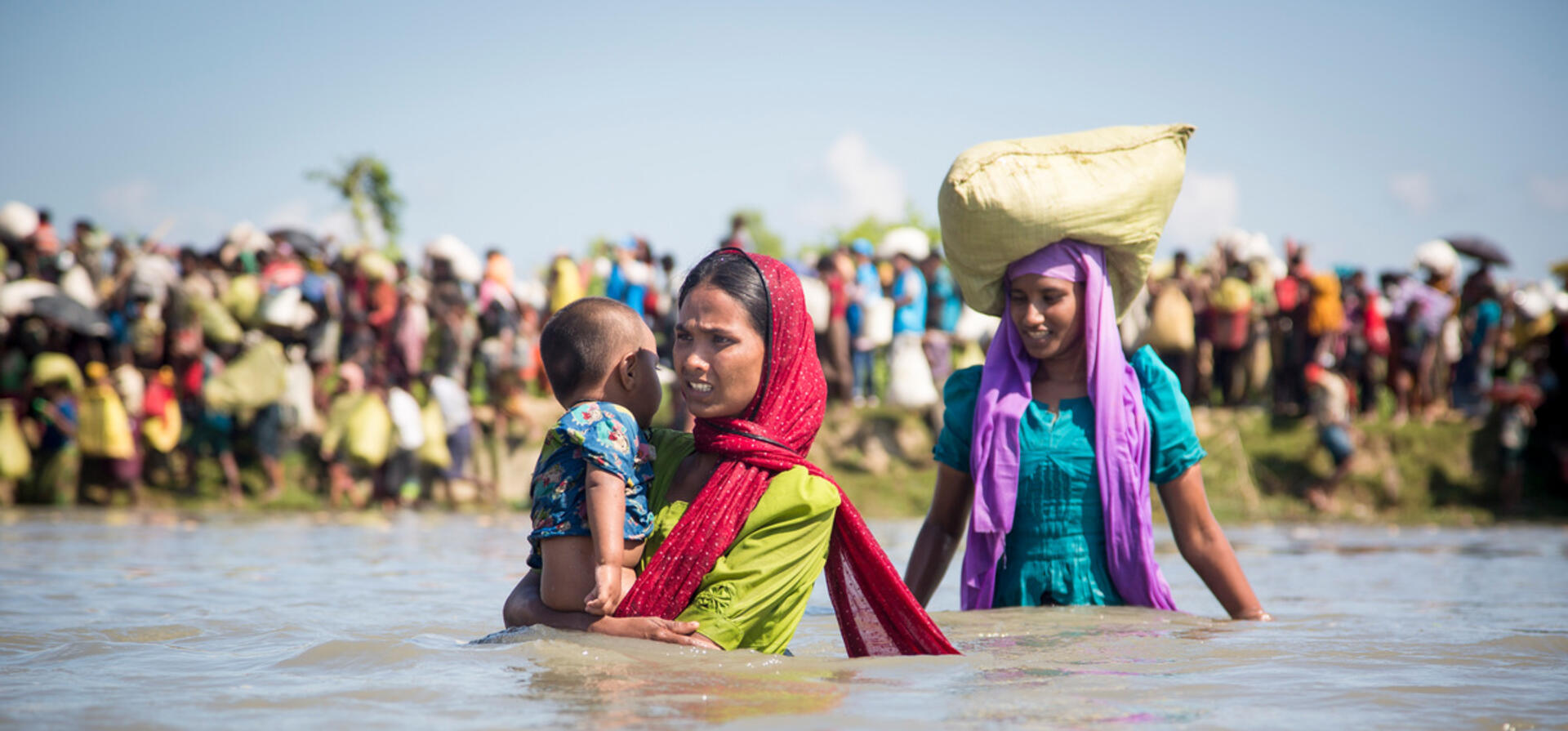 Bangladesh. Thousands stranded near Myanmar border