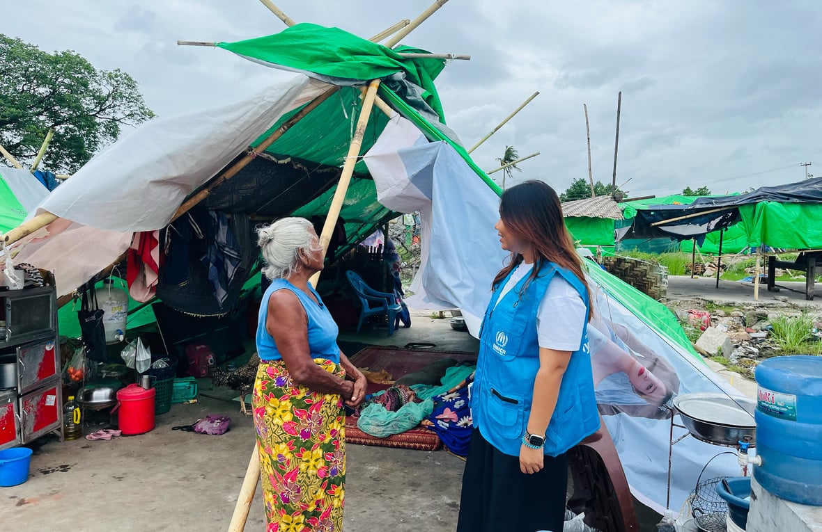 UNHCR staff talks with an elderly survivor of the Myanmar earthquake.