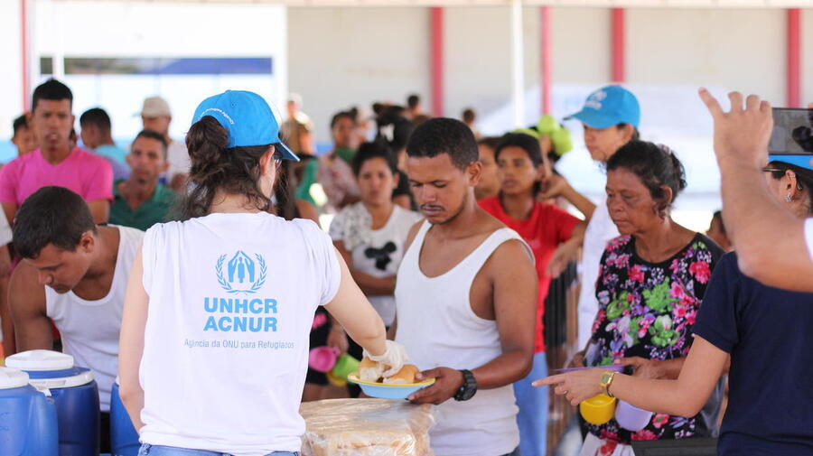 UNHCR workers help Venezuelan families who had been sleeping in Simon Bolivar public square in Boa Vista to settle in at the Jardim Floresta shelter.