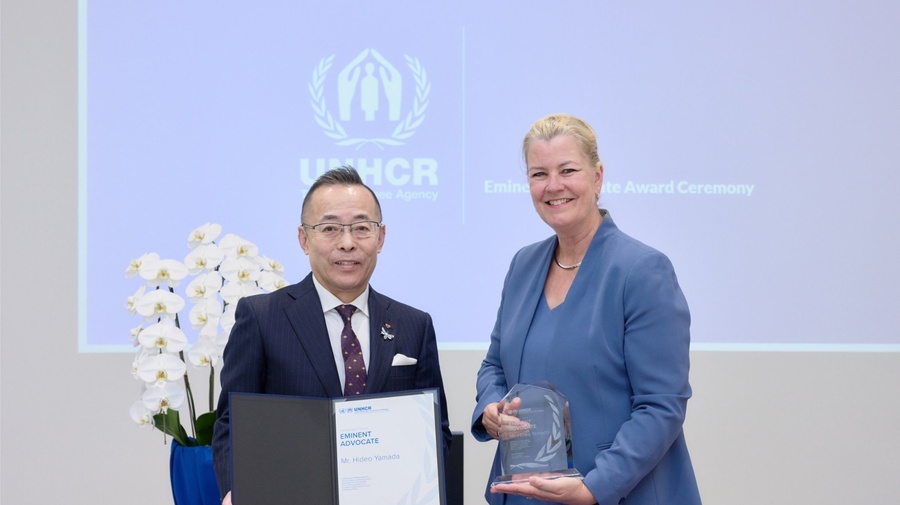 UNHCR Deputy High Commissioner Kelly Clements presenting Mr. Yamada, President of the Yamada Bee Farm with UNHCR's Eminent Advocate plaque