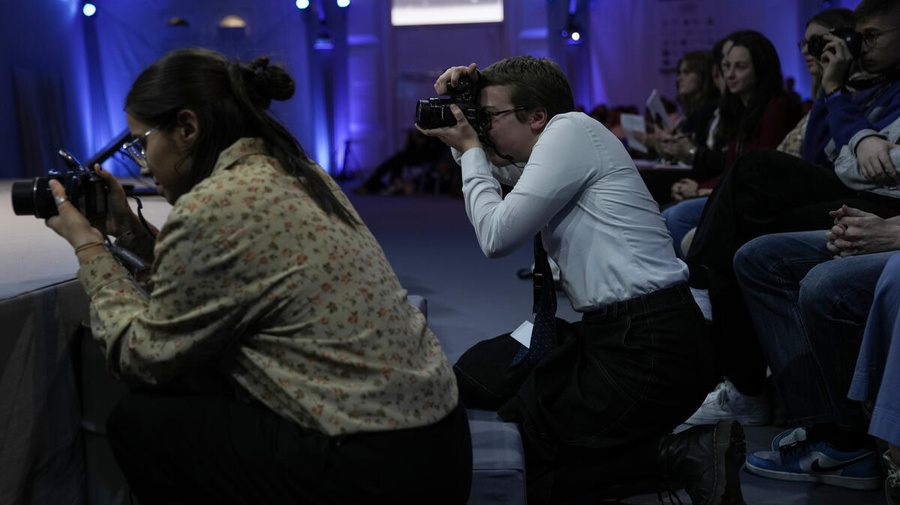 High school students are taking pictures of the UNHCR-Ouest France event to mark the 29th Bayeux Calvados-Normandy Award for War Correspondents.