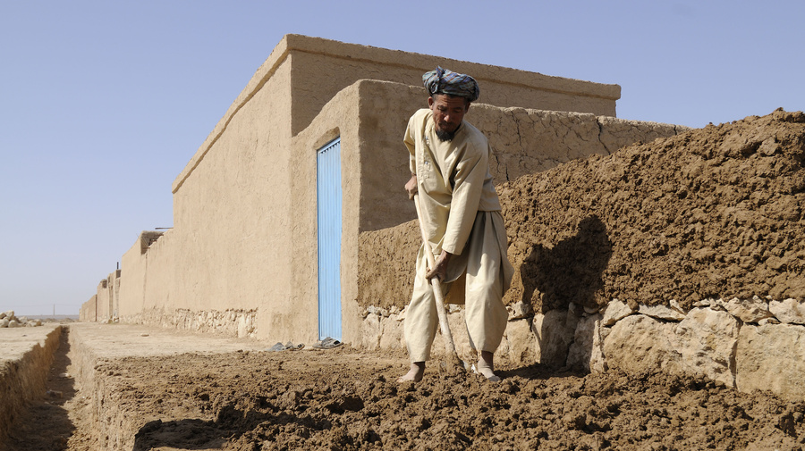 A refugee returnee in Mazar-e-Sharif builds a new home with assistance from UNHCR.