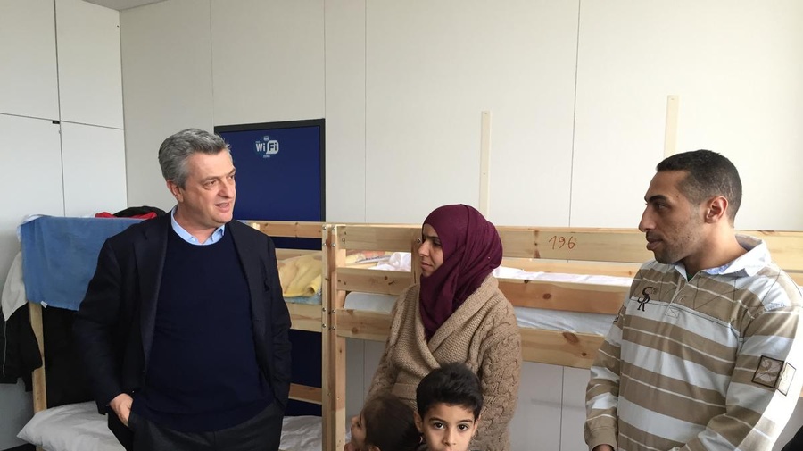 Grandi meets with Syrian refugees at Berlin reception centre 