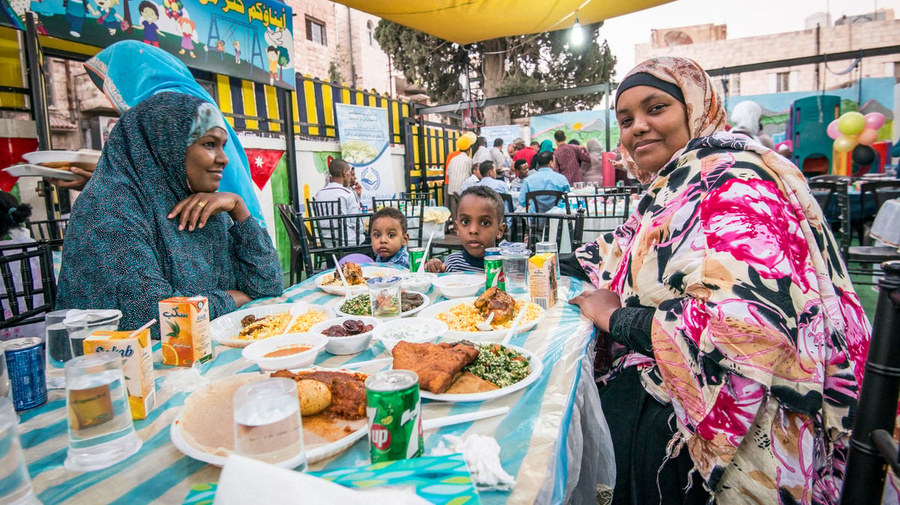 JORDAN. Refugees get together to break the Ramadan fast.