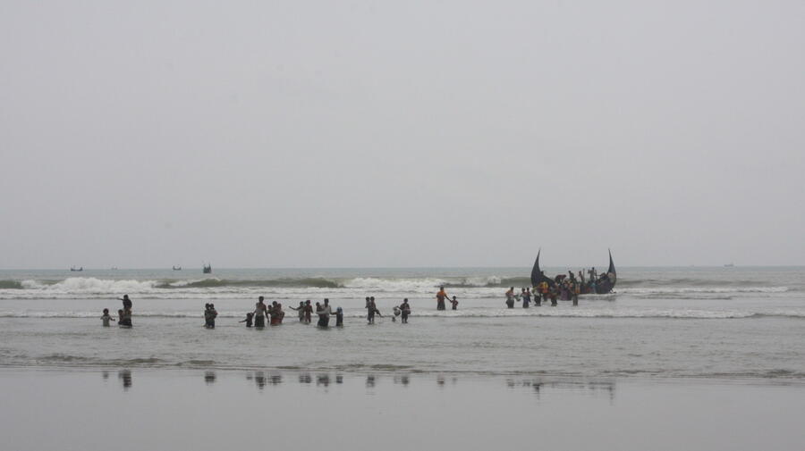 Bangladesh. Rohingya families flee Myanmar by land and sea