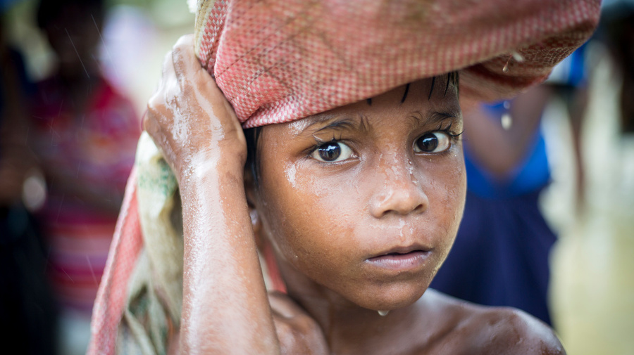 Bangladesh. Bangladeshi Donors Give Aid to Rohingya