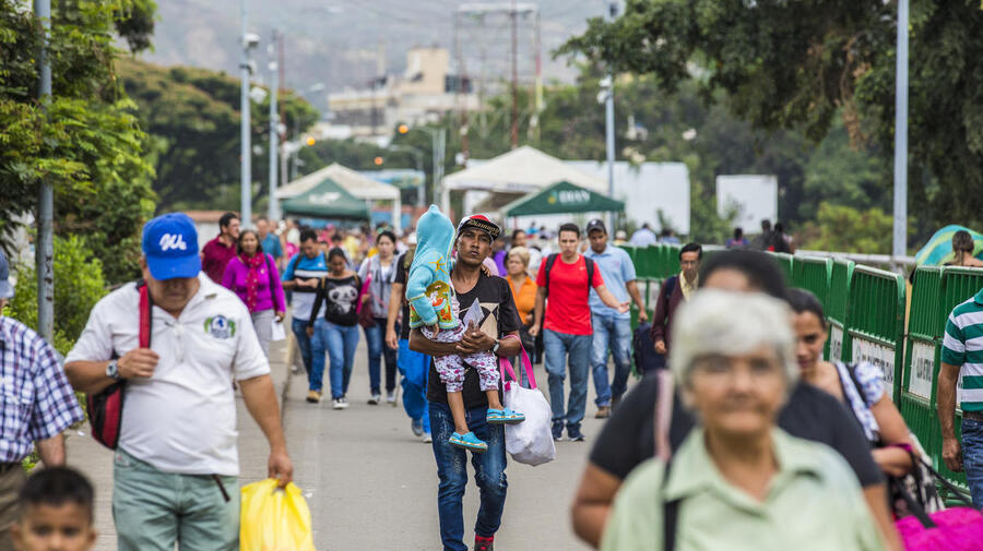 Colombia. Venezuelans risk life and limb to seek help