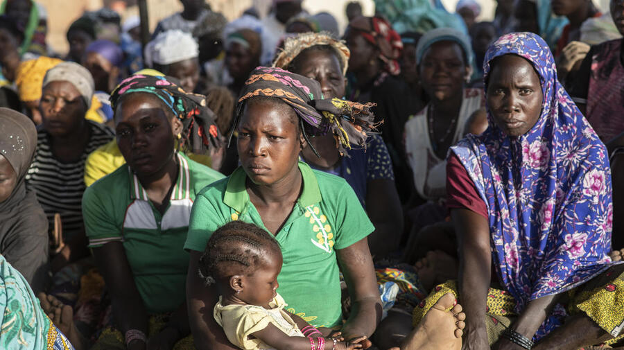Burkina Faso. High Commissioner meets IDPs hosted by local community.