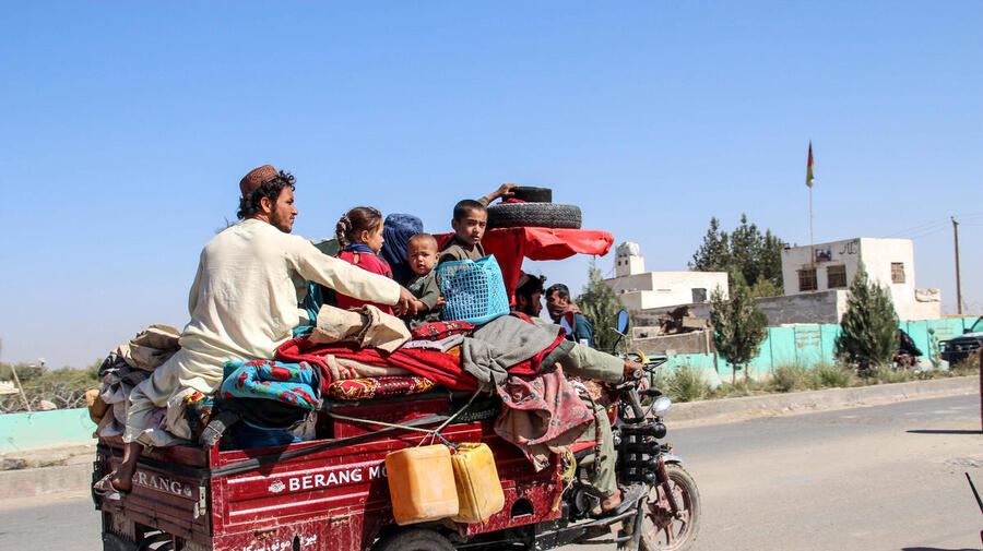 Afghanistan. IDPs flee from Nadali to Lashkar Gah in Helmand province.