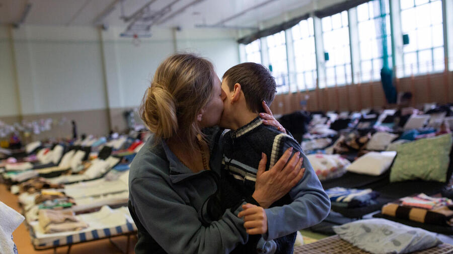 Poland. High Commissioner visits Medyka Polish border crossing and reception centre