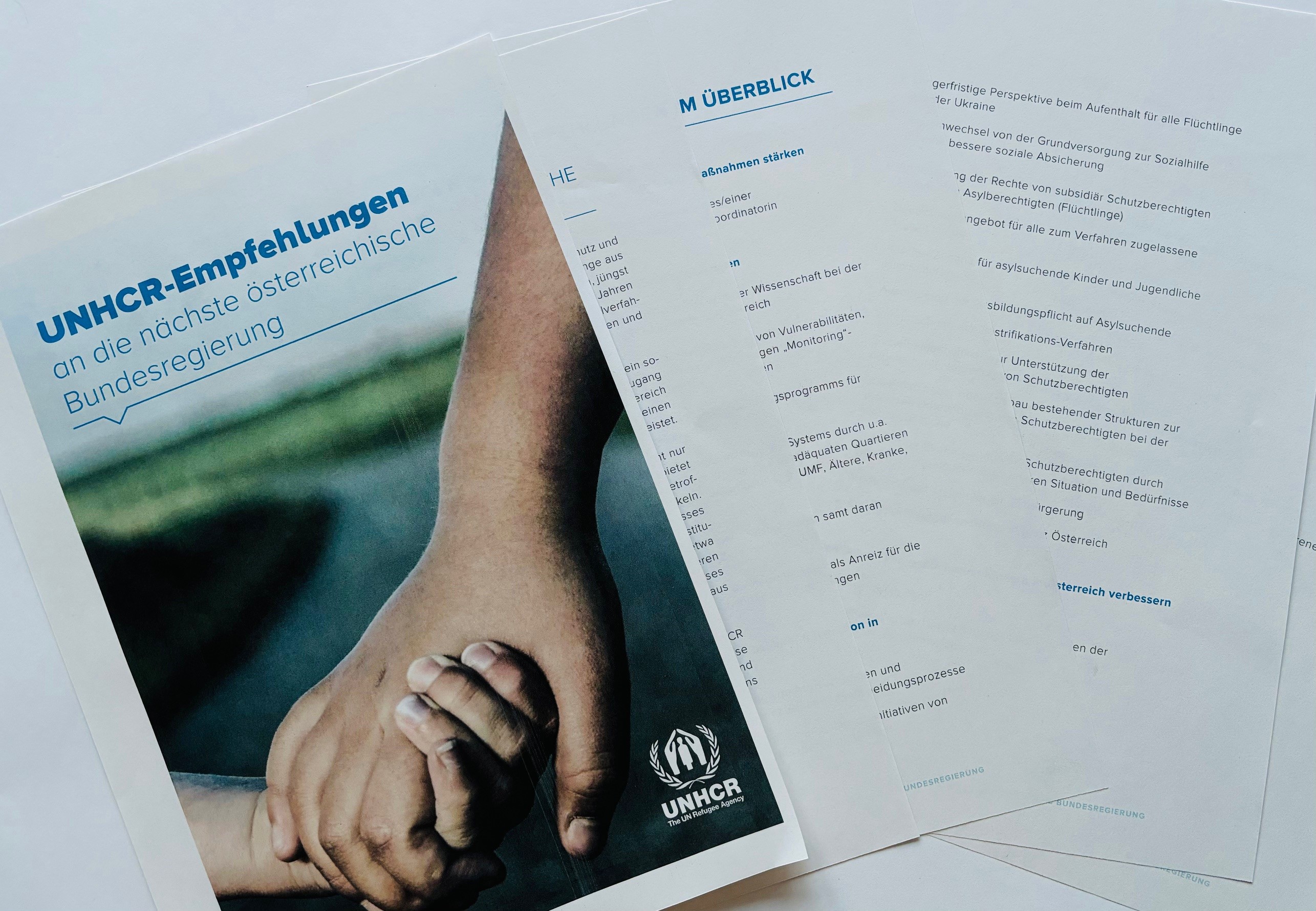 Symbolbild für Integration. 2 Menschen halten sich an den Händen.