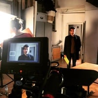 Junger Mann mit dunklen Haaren bei Filmdreh