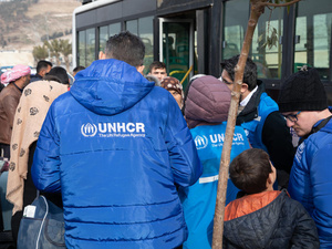 Syrien. UNHCR trifft Familien, die von Türkiye nach Syrien zurückkehren. 
