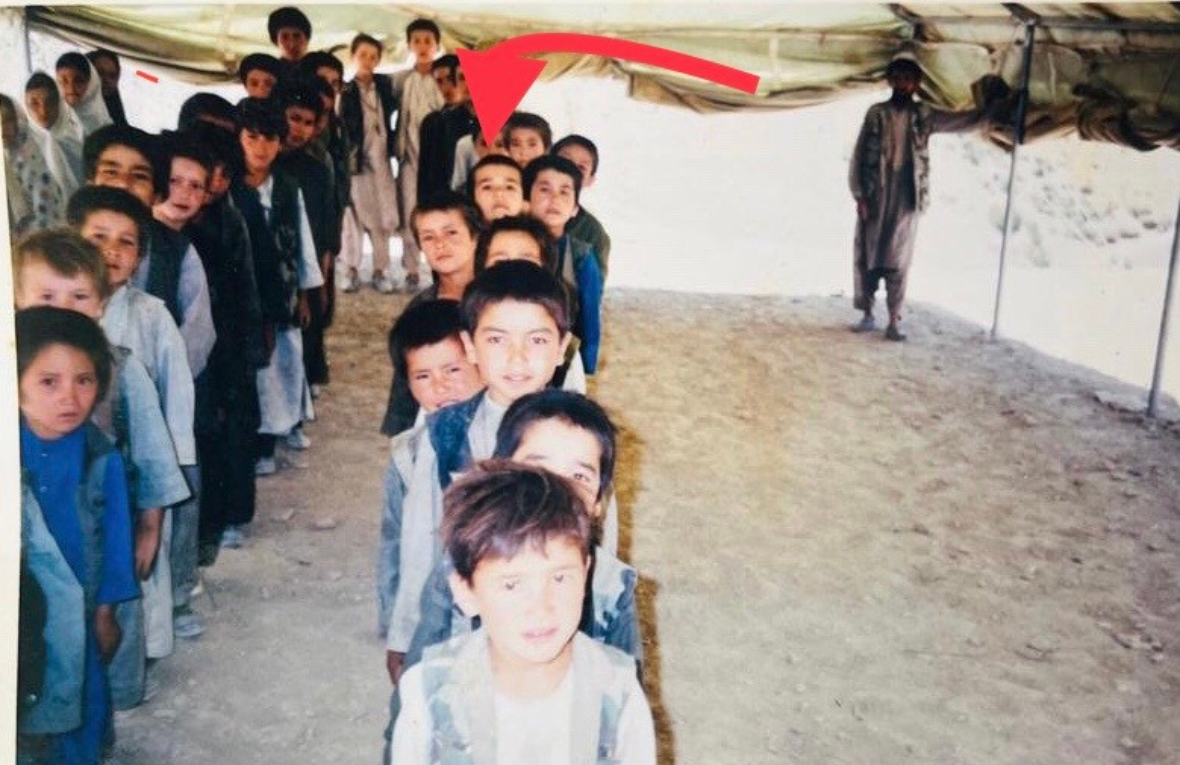 Eine Gruppe Kindern steht in zwei Reihen und blicken in die Kamera