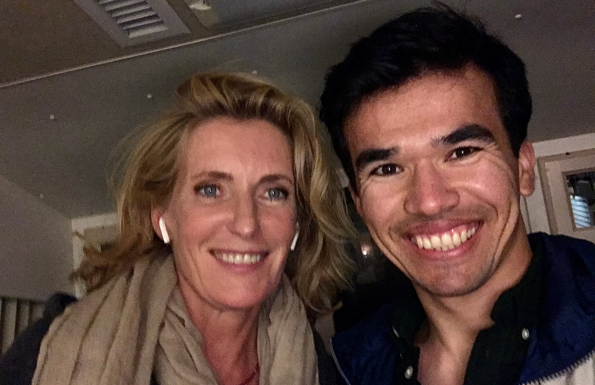 Selfie-Aufnahme einer Frau mit blonden Haaren und eines Mannes mit dunkeln Haaren. Beide l&auml;cheln in die Kamera.