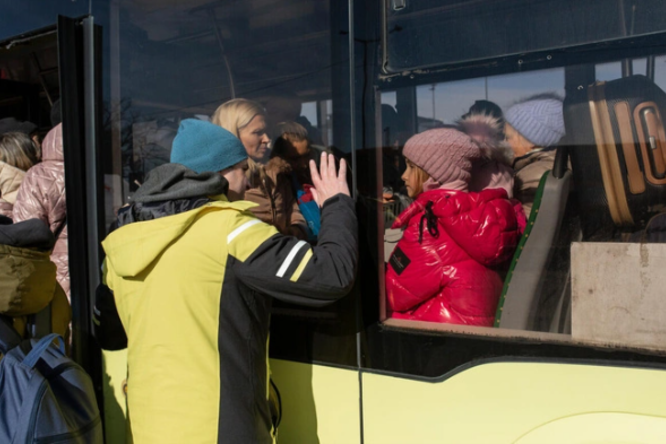 Ein Vater verabschiedet seine Familie