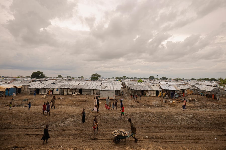 Im Südsudan verschärfen die anhaltende Hungerkrise und die schwierige humanitäre Lage die Not von Flüchtlingen und Binnenvertriebenen.