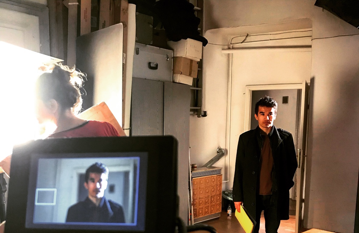 Junger Mann mit dunklen Haaren bei Filmdreh