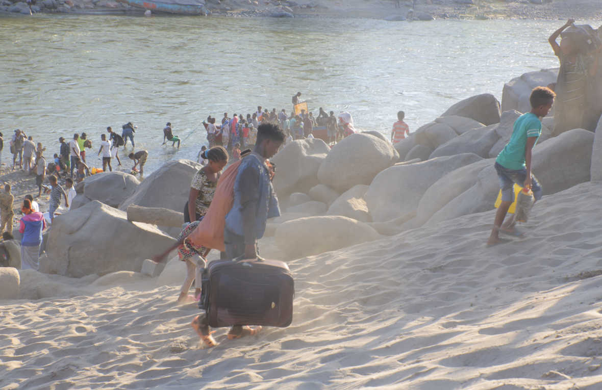 Flüchtlinge, die vor der Gewalt in der äthiopischen Region Tigray fliehen, überqueren im November 2020 den Tekeze-Fluss in Richtung Sudan.