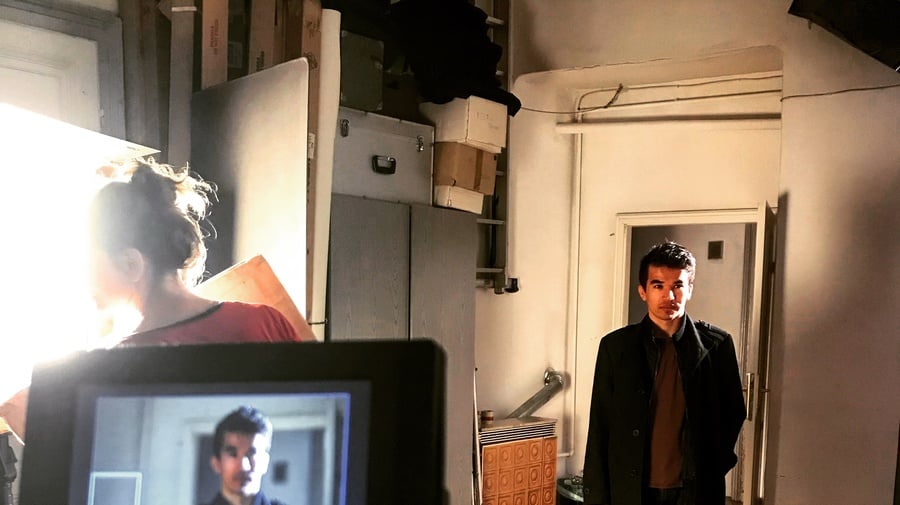 Junger Mann mit dunklen Haaren bei Filmdreh