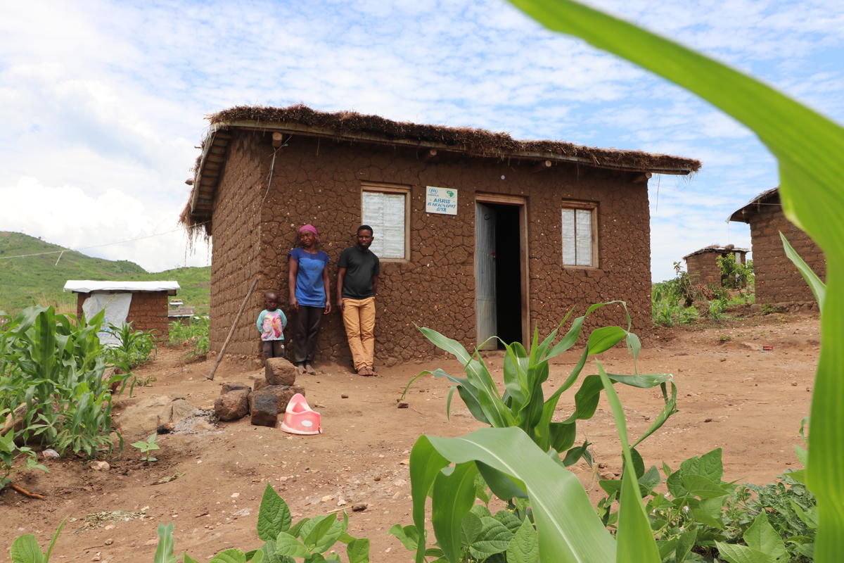 DRC. Burundian refugees build their own house and latrines